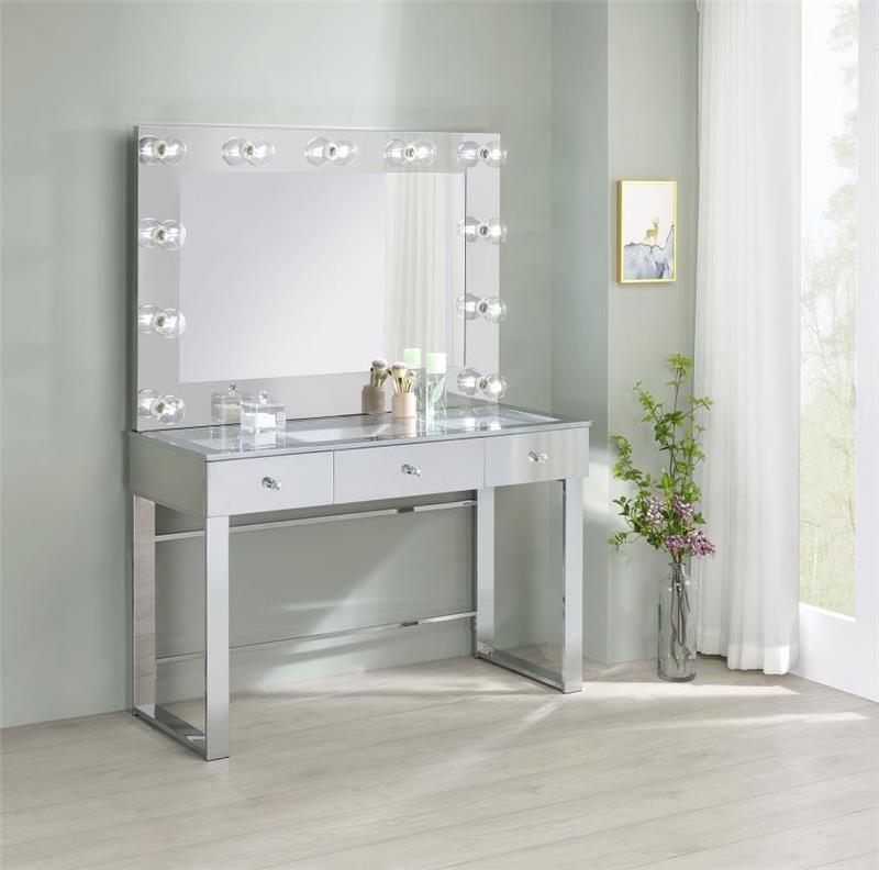 Umbridge 3-drawer Vanity with Lighting Chrome and White (935934)