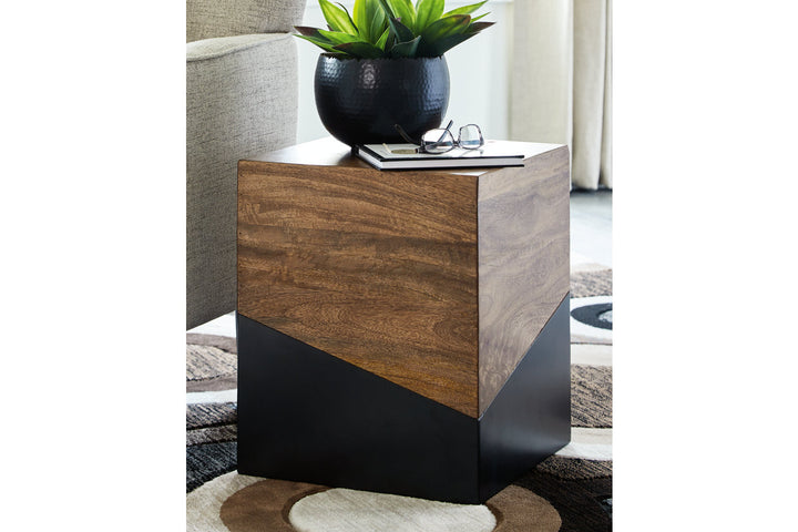 Trailbend Accent Table (A4000311)