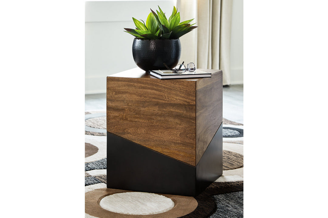 Trailbend Accent Table (A4000311)