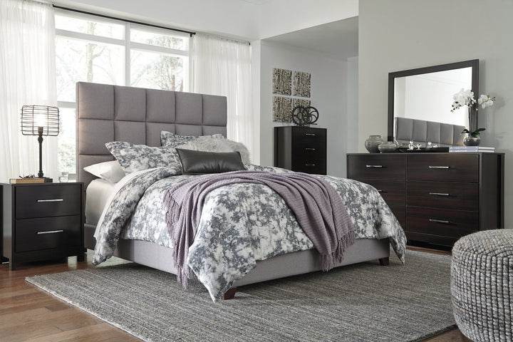 Dolante Queen Upholstered Bed (B130-381)