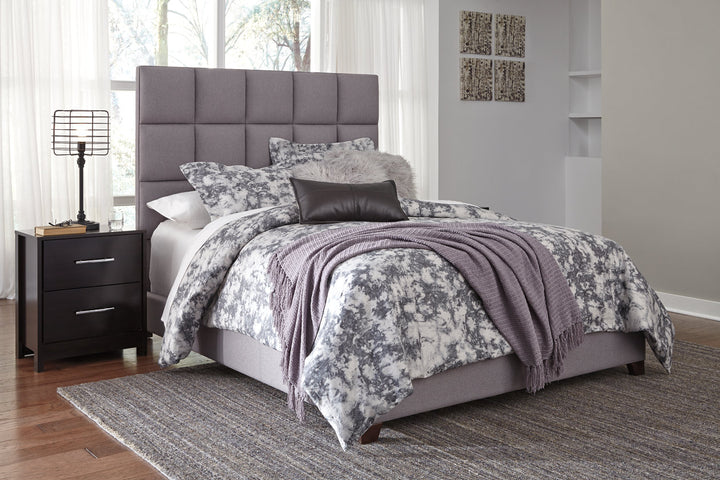 Dolante Queen Upholstered Bed (B130-381)