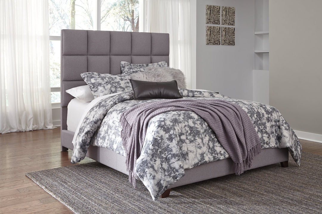 Dolante Queen Upholstered Bed (B130-381)