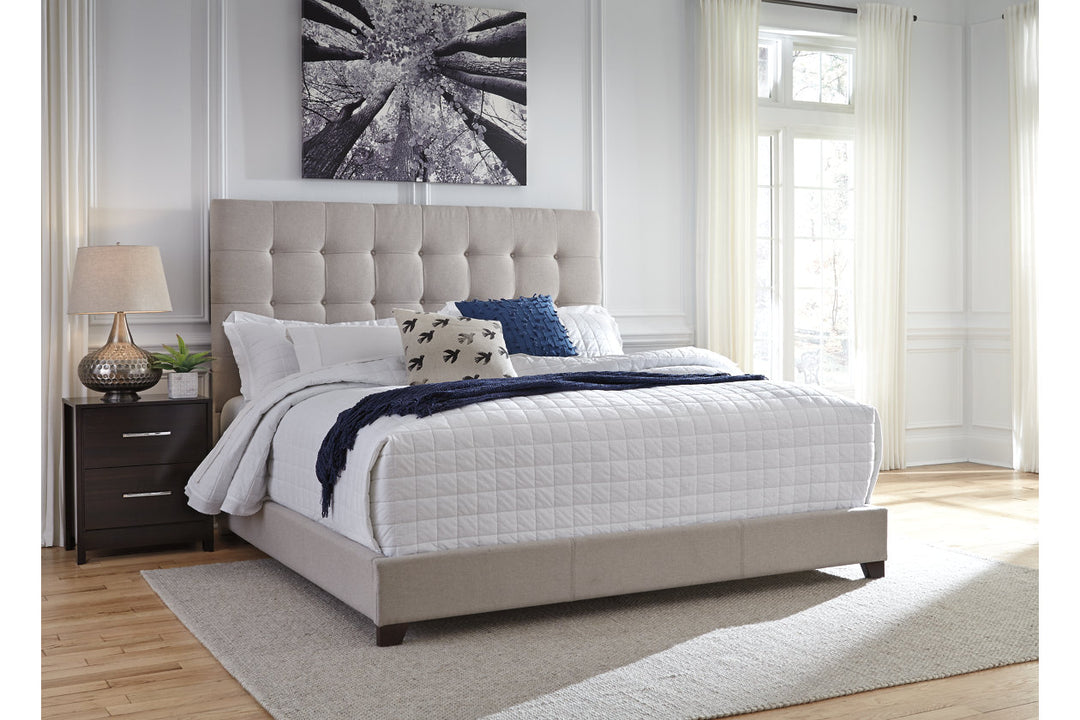 Dolante Queen Upholstered Bed (B130-581)