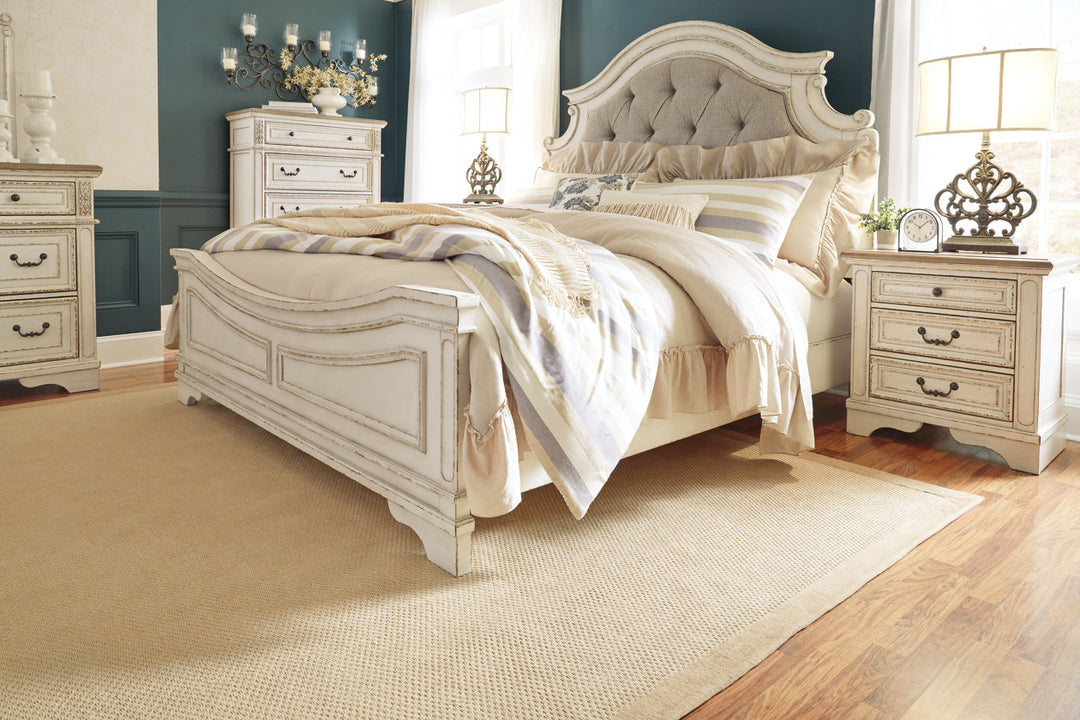 Realyn King Upholstered Panel Bed (B743B6)