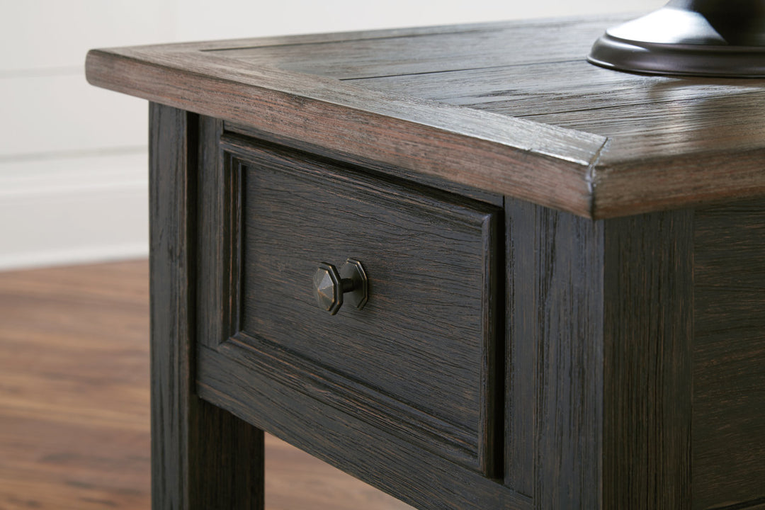 Tyler Creek End Table (T736-3)